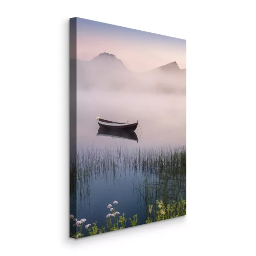 Tableau  Un bateau abandonné sur un lac, avec des montagnes en arrière-plan, dans le brouillard