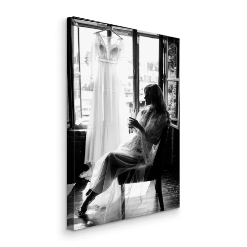 Tableau  Femme à la fenêtre avec une robe de mariée suspendue