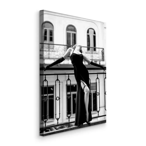 Tableau  Photo en noir et blanc d'une femme en robe de soirée sur un balcon.