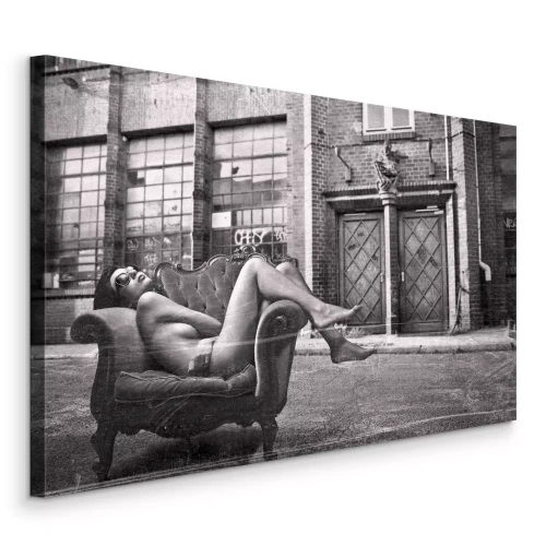 Tableau  Une femme dans un fauteuil et une architecture industrielle