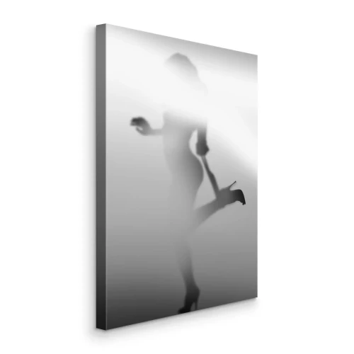 Tableau  La silhouette illuminée d'une femme sur un fond brumeux