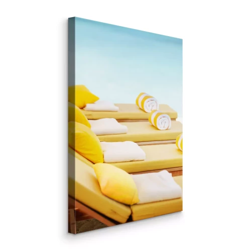 Tableau  Des chaises longues jaunes sur la plage donnant sur la mer