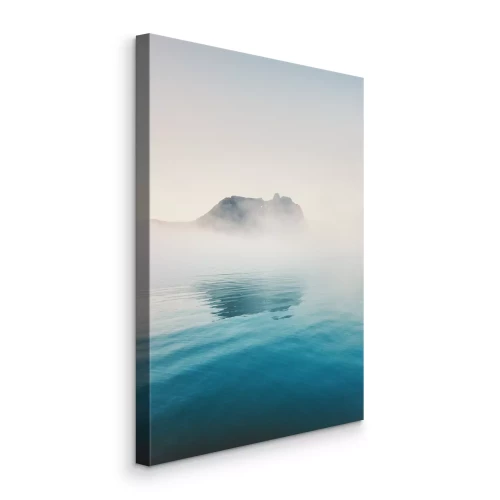 Tableau  Un paysage brumeux avec un lac et une montagne rocheuse