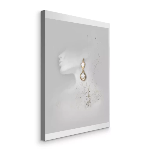 Tableau  Boucles d'oreilles en or sur la silhouette blanche d'une femme