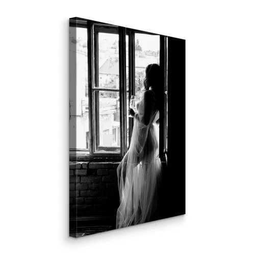 Tableau  Une femme en robe près d'une fenêtre en noir et blanc