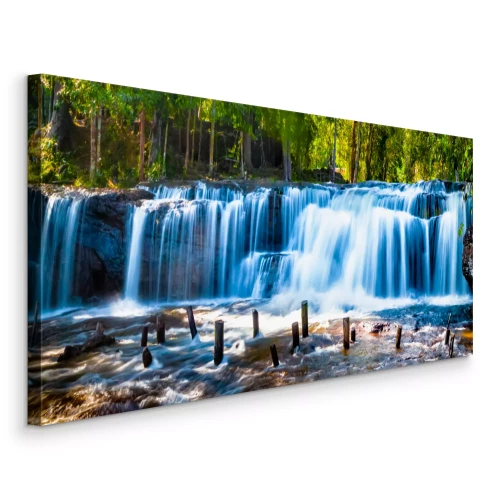 Tableau  Une large cascade bleue dans une forêt dense