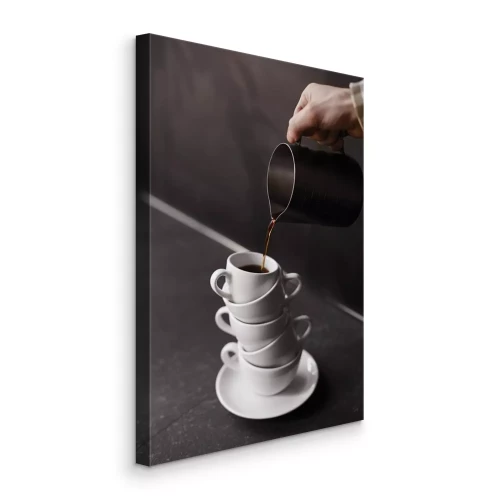 Tableau  Tasses en porcelaine avec du café fraîchement versé