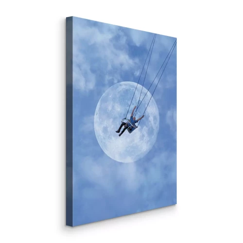 Tableau  Un homme sur une balançoire devant un ciel bleu avec la lune