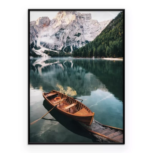 Poster  Bateau traditionnel en bois dans les montagnes