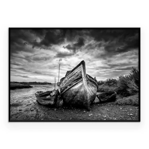 Poster  Un bateau abandonné se détachant sur un ciel orageux