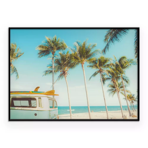 Poster  Un camping-car avec une planche de surf et des palmiers face à la mer