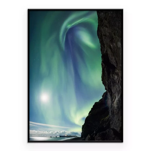 Poster  Aurore boréale verte au-dessus de la falaise nocturne