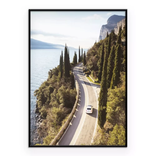 Poster  Paysage de montagne avec une route verte
