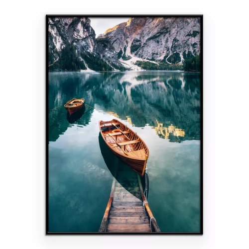 Poster  L'eau turquoise d'un lac de montagne avec un bateau