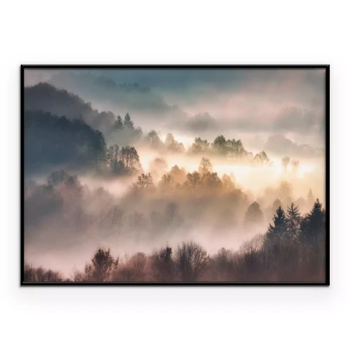Poster  Arbres d'un paysage montagneux dans le brouillard