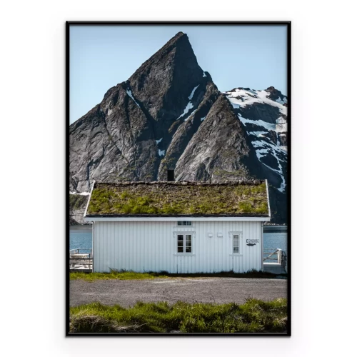 Poster  Une maison blanche avec des montagnes en arrière-plan