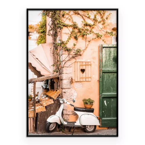 Poster  Un scooter blanc avec un bâtiment recouvert de vigne en arrière-plan