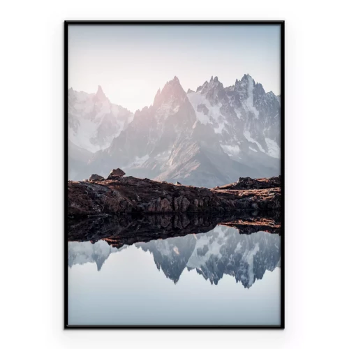 Poster  Hautes montagnes enneigées dans la lumière du matin