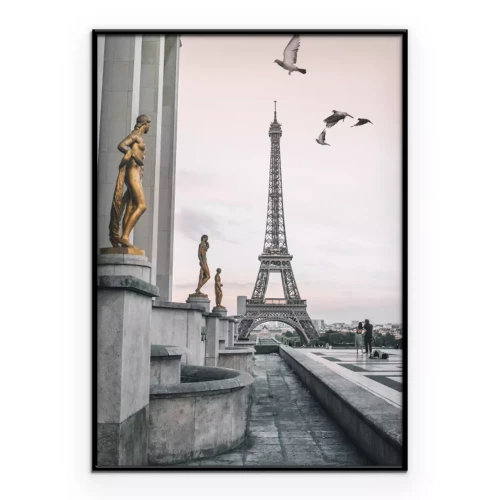 Poster  La tour Eiffel et les statues sous un ciel rose