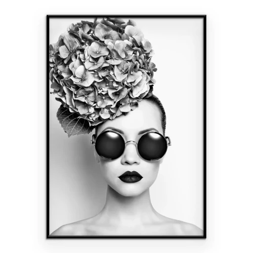 Poster  Portrait en noir et blanc d’une femme avec des fleurs d’hortensia