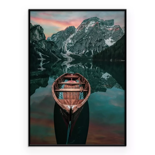 Poster  Bateau en bois sur le lac avec un paysage de montagne en arrière-plan