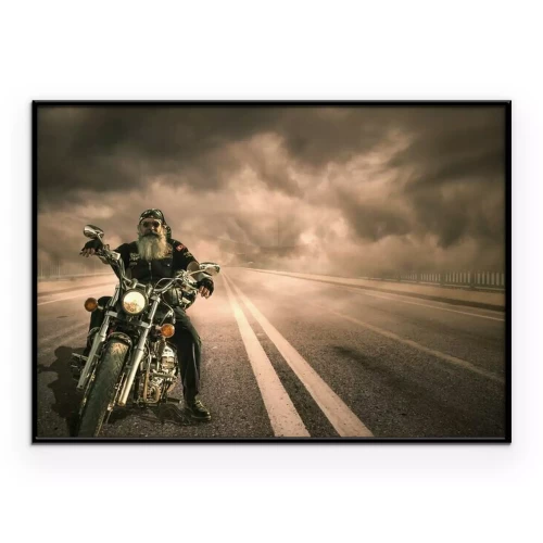 Poster  Un motard à la longue barbe se détachant sur un ciel nuageux