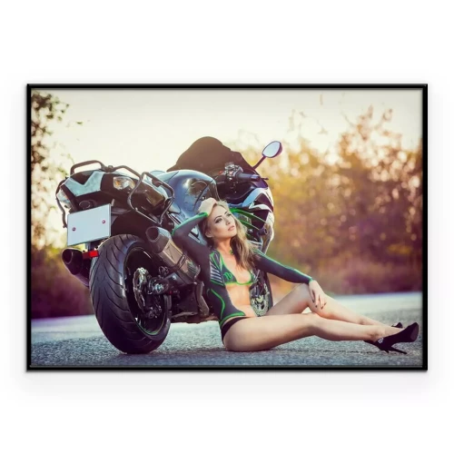 Poster  Une jeune fille assise dans la rue à côté d'une moto