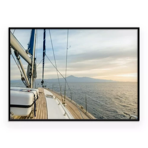 Poster  Un voilier en mer, baigné par les rayons du soleil couchant