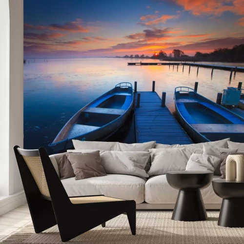 Papier peint  Le lever du soleil pacifique avec le ciel et les bateaux dramatique et une jetée