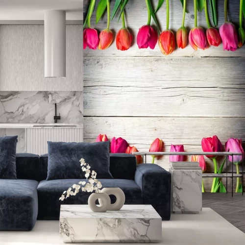 Papier peint  Des tulipes sur un fond de vieux bois