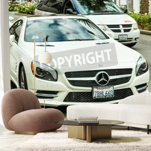 Papier peint  LOS ANGELES - 18 décembre 2013: Mercedes Benz blanche SL 550 stationné sur Rodeo Drive. La marque est utilisée automobiles, autobus, autocars et les camions. Le siège se trouve à Stuttgart, en Allemag