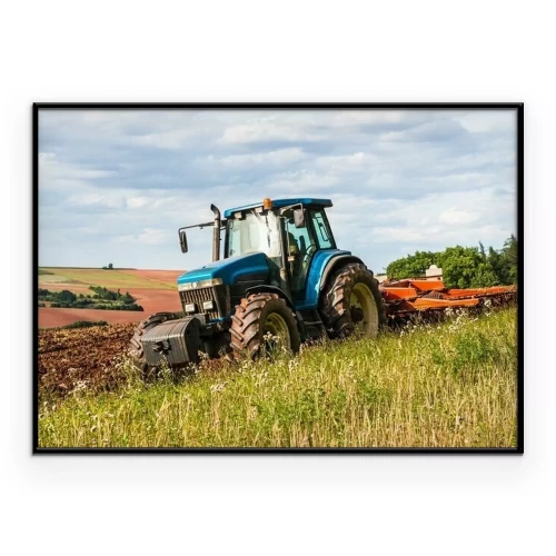 Poster  Un tracteur bleu travaillant dans un champ par une journée ensoleillée