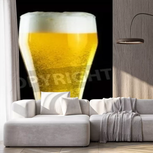 Papier peint  Boisson houblonnée sur fond noir