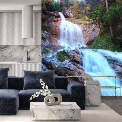 Papier peint  Chute d'eau dans une forêt de conifères