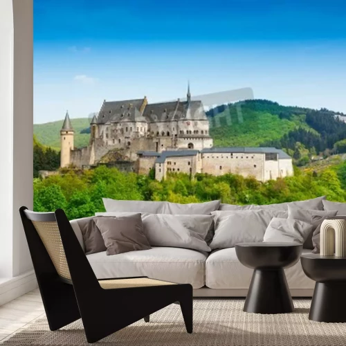 Papier peint  Château au milieu des collines vertes