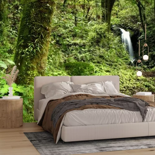 Papier peint  Petite chute d'eau dans la jungle verte