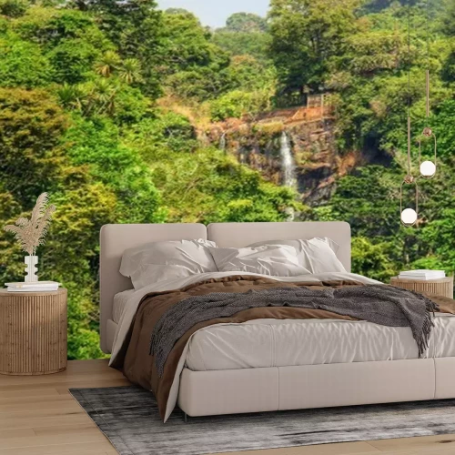 Papier peint  Le paysage de la jungle avec une chute d'eau