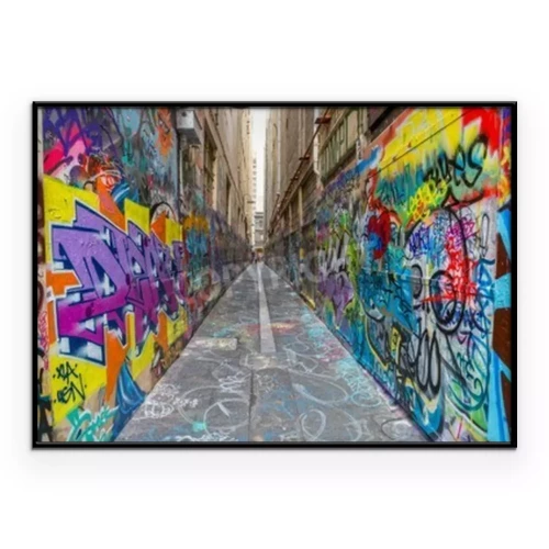 Poster  Les murs des bâtiments sont couverts de graffitis.