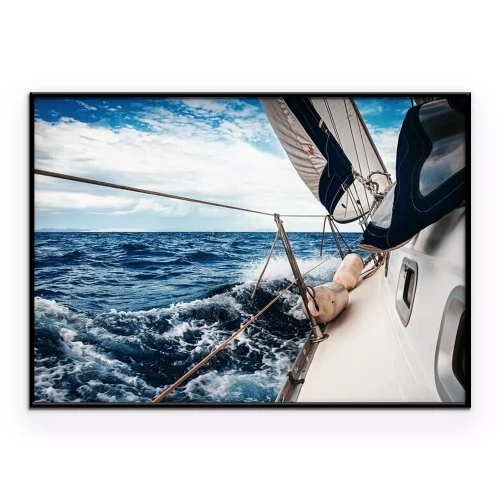 Poster  Les voiles blanches des yachts sur le fond de la mer et du ciel dans les nuages