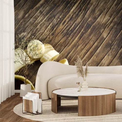 Sticker  Banane partiellement tranchée sur bois foncé