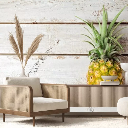 Sticker  Ananas allongé sur une table en bois