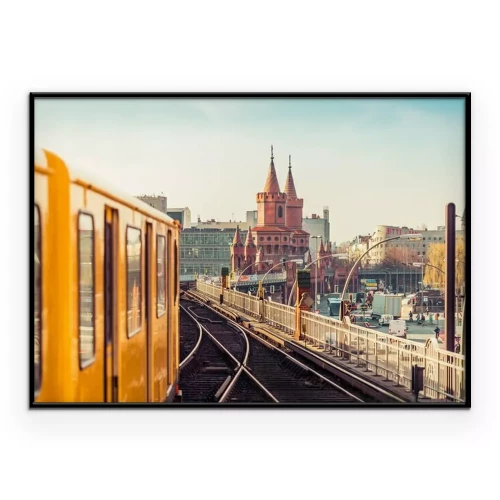 Poster  Berlin avec un train jaune sur un pont au premier plan