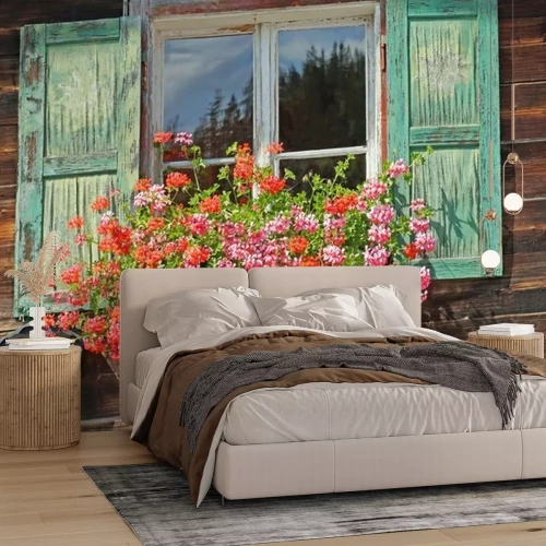 Papier peint  Une fenêtre en bois avec des volets et des fleurs