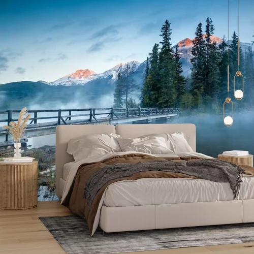 Papier peint  Pont en bois au-dessus d'un lac parmi les montagnes