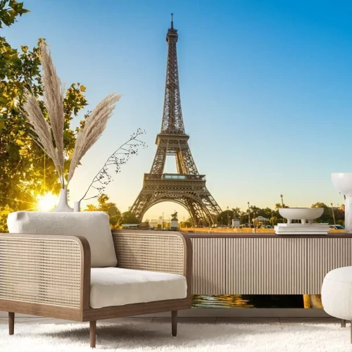 Papier peint  La Tour Eiffel sur fond de ciel clair au lever du soleil