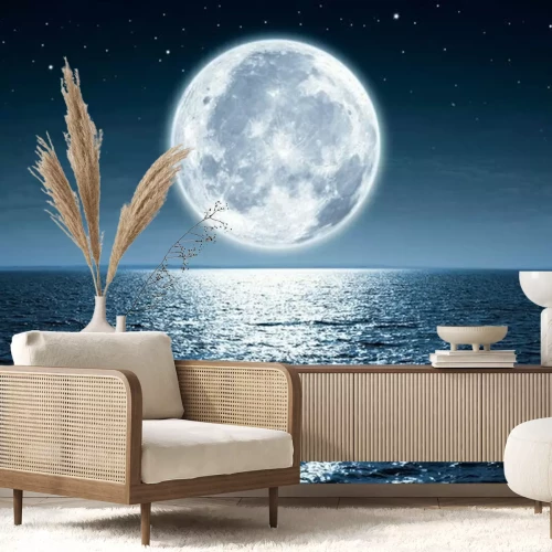 Papier peint  La lune illuminée au-dessus de la mer bleu marine