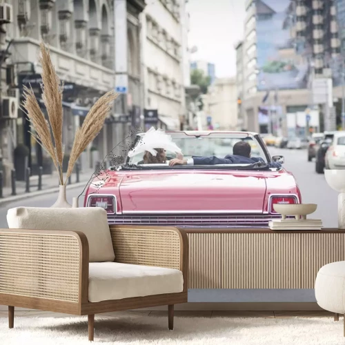 Sticker  Un couple marié nouvellement marié conduit une voiture rétro décapotable dans