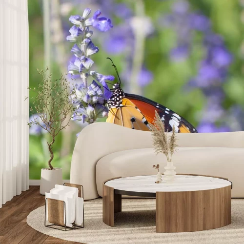 Sticker  Un papillon posé sur une fleur violette