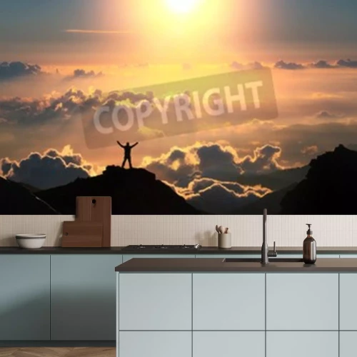 Papier peint  Lever de soleil et un homme au sommet d'une montagne
