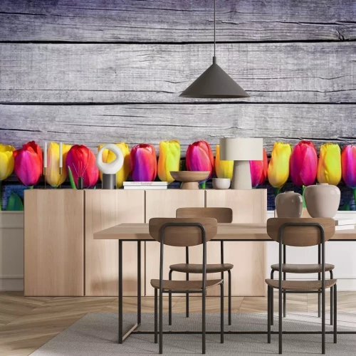 Papier peint  Tulipes posées sur du bois